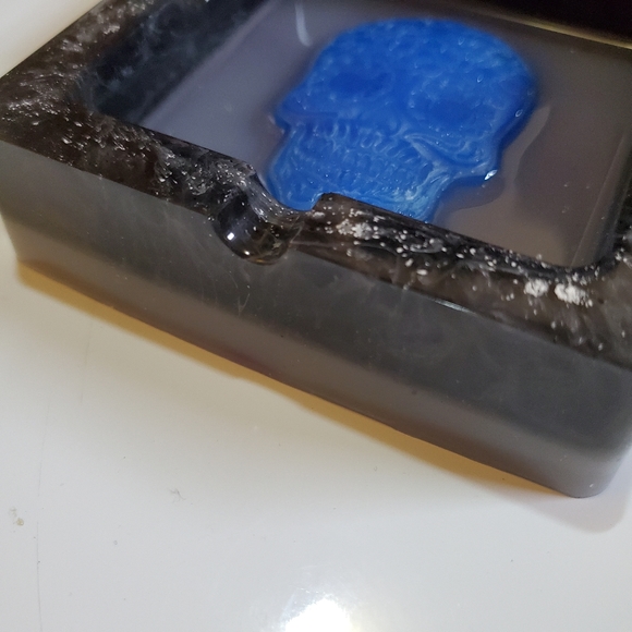 Resin ashtray - Picture 2 of 4